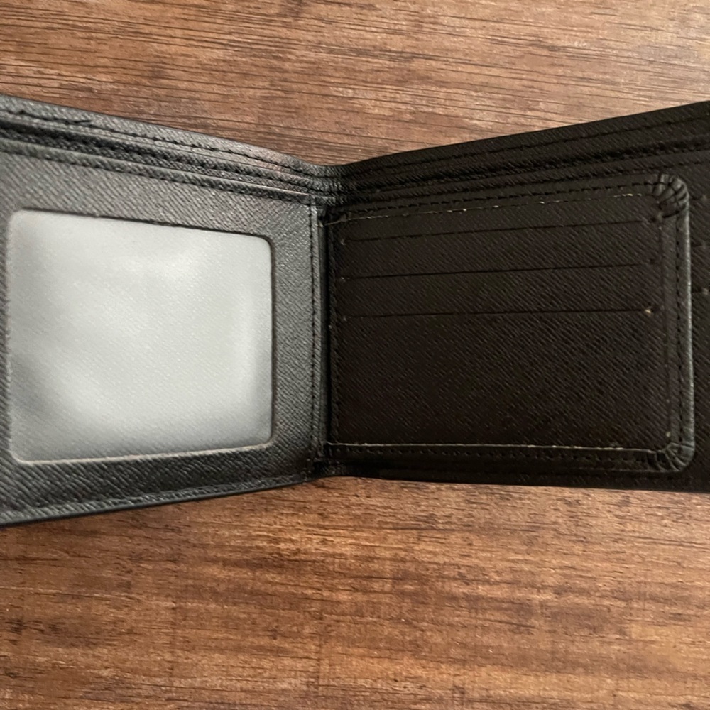 Black Bifold Textured Men's wallet comes with box and dust bag! - Picture 2 of 5
